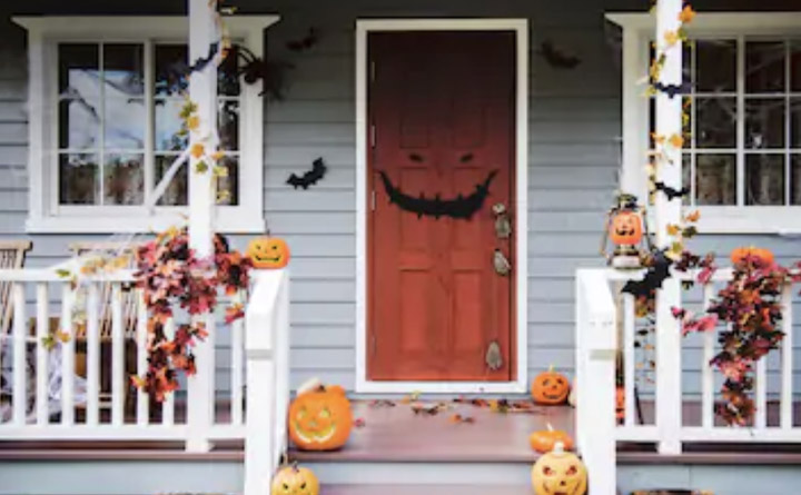 Front porch decorated for Halloween